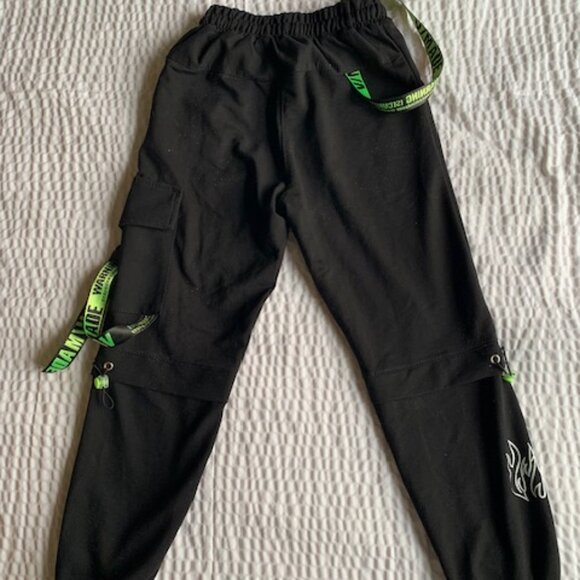 Unbranded  Teen's Track Suit size 152, Green & Black With Belts - Picture 5 of 5